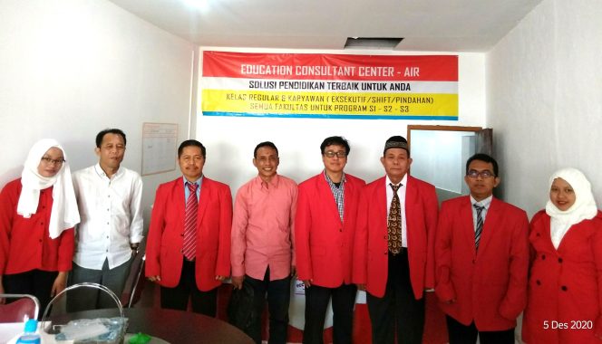 
					Pembina, Dosen dan Tim ECC Air Education saat menerima kunjungan Ketua Dewan Rakyat Dayak dan Tani Merdeka guna mendukung program satu juta sarjana untuk rakyat Indonesia , pada sabtu 5 desember 2020 (foto : INAnews) 