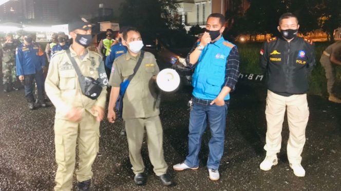 
					Monitoring PPKM, Kasi Trantib Serpong: Hujan Turun Bukan Halangan Jalankan Tugas