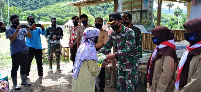 
					Baksos Dan Pembagian Masker Warnai Latihan Dasar Kepimpinan Man I Bersama Kodim 1628/SB
