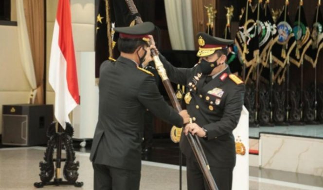 
					Idham Azis Resmi Serahkan Panji Polri Tribrata Pada Listyo Sigit sebagai Kapolri