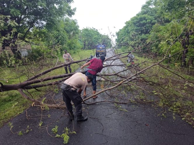 
					Kapolres Lombok Utara Himbau Masyarakat agar waspada Terhadap Cuaca Ekstrim
