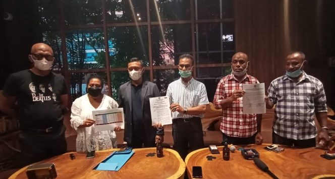 
					Bupati terpilih Kab.FakFak, kiri-kanan) Untung Tamsil,Yohana Dina Hindom bersama Ketua Timses Salim Al Hamid,Ketua Kibar Emanuel Komber, saat jumpa pers di Kemayoran , Jakarta Pusat, 31/12/2020