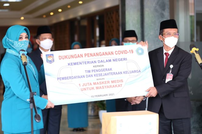 
					Terima Bantuan 1 Juta Masker, Ketua Umum TP PKK Akan Distribusikan ke Masyarakat