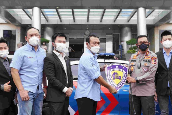 
					IMI Bersama Prestige Motorcars Hibahkan Mobil Listrik Tesla kepada Korlantas Polri