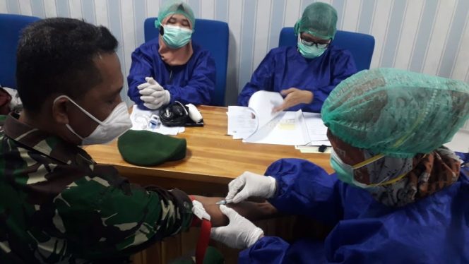 
					Dandim 1628/SB Bersama Forkopimda Ikut Skrining Dukung Sukses Program Vaksinisasi Memutus Penyebaran Covid -19