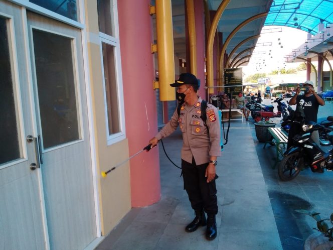 
					Cegah Penularan Covid-19 Di Pasar, Kapolsek Kopang Turun Sendiri Lakukan Penyemprotan Disinfektan