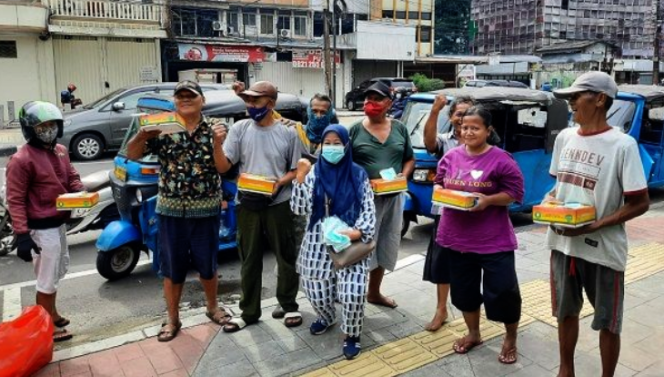 
					Jumat Berkah, Media Sudut Pandang Bagikan Nasi Kotak dan Masker