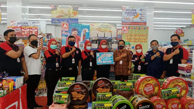 
					Karyawati Swasta Ketiban”GELEDEK ALFAMIDI” Raih Hadiah Tunai Rp 2,1 Juta