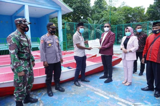 
					Bupati Busel Serahkan Bantuan Ketinting dan 1.500 Bibit Jeruk di Siompu