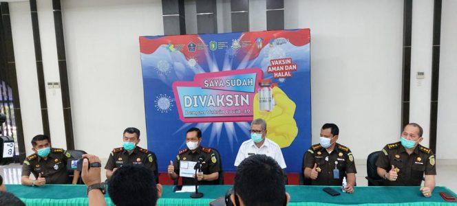 
					Dengan Prokes, Kejati Kalimantan Barat Laksanakan Vaksinasi Tahap 1