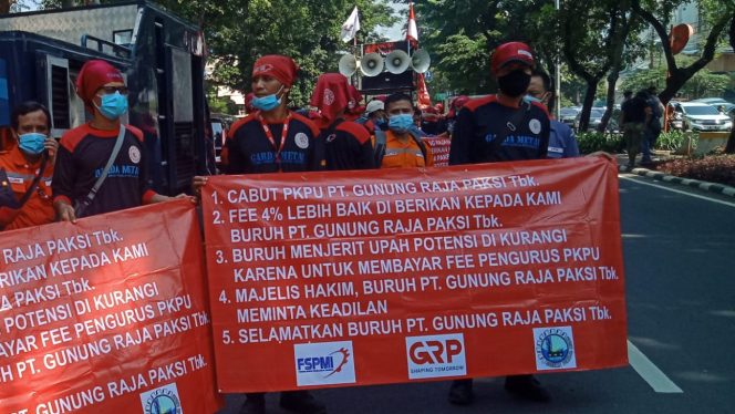 
					Buruh yang tergabung di dalam Federasi Serikat Pekerja Metal Indonesia (FSPMI)saat aksi di PN Jakarta Pusat, meminta agar Majelis Hakim dalam persidangan Pencabutan Penundaan Kewajiban Pembayaran Utang (PKPU) PT Gunung Raja Paksi (GRP) memutus perkara ini dengan adil dengan tidak mempailitkan perusahaan , 17 maret 2021 (foto : istimewa)