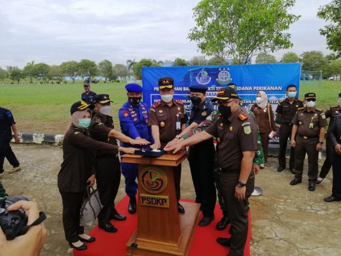 
					Kejaksaan Tinggi Kalimantan Barat Melaksanakan Pemusnahan Barang Bukti Kapal Penangkap Ikan