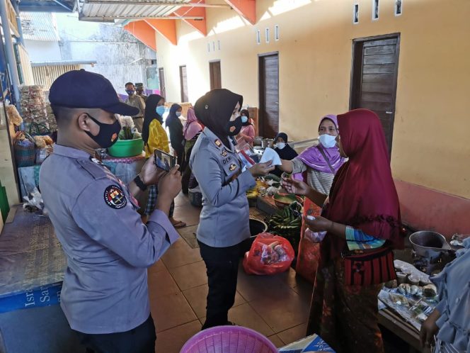 
					Kampung Sehat Jilid II, Kapolsek Lingsar Bagikan 1000 Masker