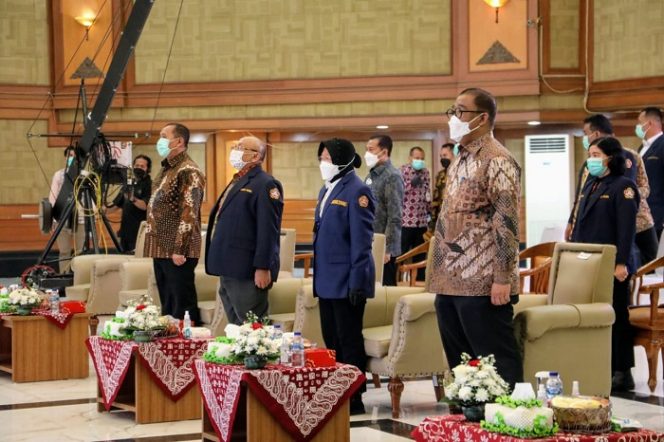 
					Mensos Risma Lantik dan Kukuhkan PNKT dan MPKT