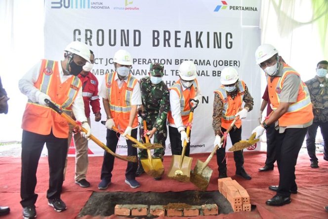 
					Seremoni groundbreaking pembangunan Fuel Terminal(Terminal BBM) Inhil di Tembilahan. (dok photo : istimewa) 
