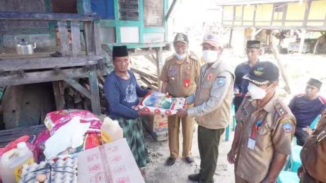 
					Kunjungi Keluarga Korban Kecelakaan Kapal, Pemkab Busel Serahkan Bantuan