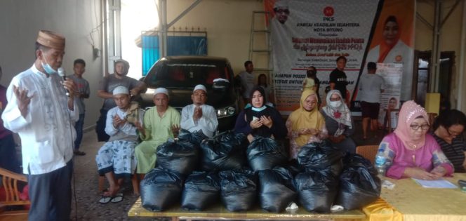 
					Murni Kaluku Membagikan, Ribuan Paket Sembako Menjelang Puasa