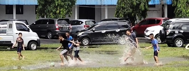 
					Diguyur Hujan 10 Menit, Lapangan Upacara Pemkot Bitung Nyaris Tenggelam