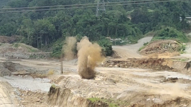 
					Sejumlah Wartawan Terkejut, Saat Bom Meledak Di Sekitar Lokasi Pariwisata
