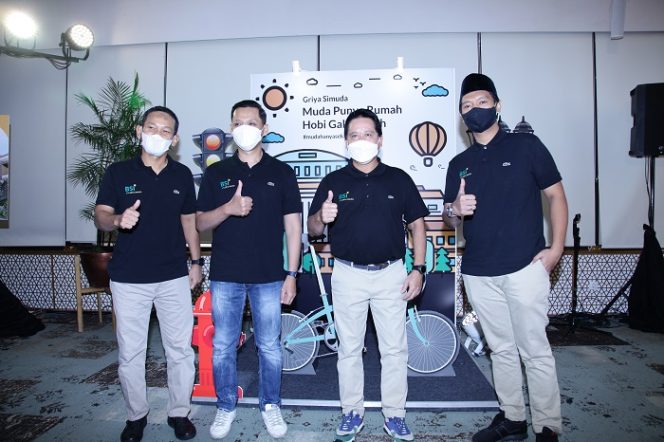 
					SEVP Consumer Business Bank Syariah Indonesia, Wawan Setiawan; Ketua BUMN Muda, Soleh Ayubi; Direktur Utama Bank Syariah Indonesia, Hery Gunardi; dan Komisaris Independen Bank Syariah Indonesia, Arief Rosyid Hasan dalam acara Grand Launching BSI Griya Simuda di Wisma Mandiri I 