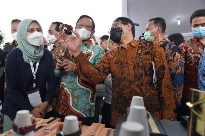 
					Hadiri Festival JogloSemar Gus Menteri Beli Jam Tangan Kayu