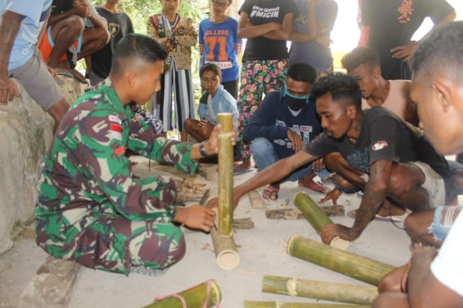 
					Personel Pos Lakmars Ajarkan Kerajinan Kursi Meja Bambu Pada Masyarakat Perbatasan