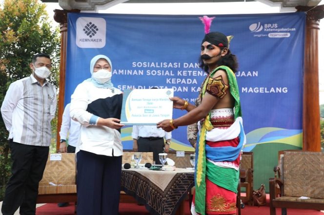 
					Menaker Ida Ajak Pekerja Seni Ikut Program Jaminan Sosial Ketenagakerjaan