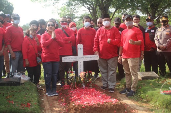 
					DEN KSBSI bersama dengan Para Pengurus Federasi saat berziarah di Makam Prof.DR. Mochtar Pakpahan. SH.,MA.