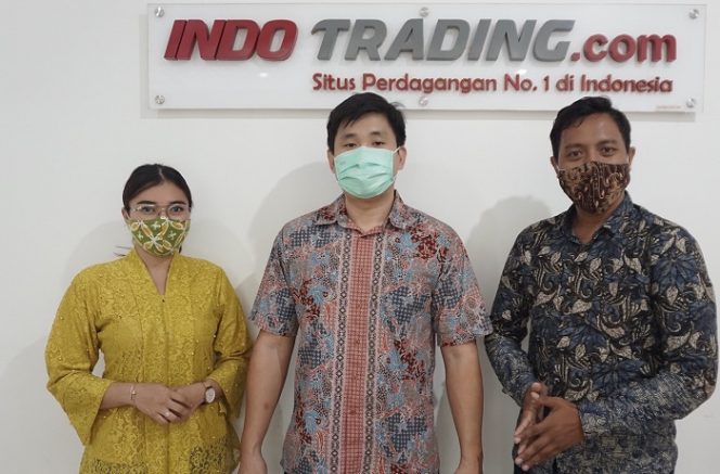 
					Handy Chang (tengah) bersama Tim Indotrading