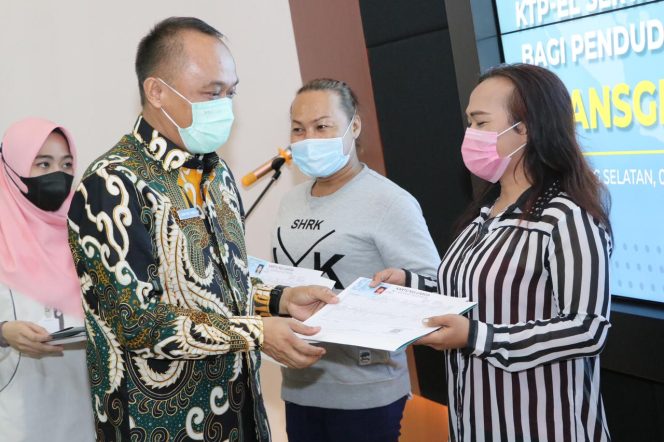 
					Dukcapil Beri KK dan KTP-el pada Transgender dengan Jenis Kelamin Laki-Laki atau Perempuan