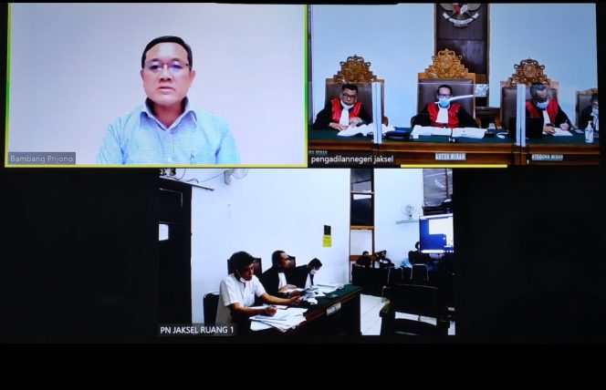 
					Persidangan perkara Arwan Koty dengan perkara nomor 1114/pid.B/2020/PN JKT. , nampak Bambang Prijono hadir dalam saksi persdiangan secara teleconfrence pada Rabu 2 juni 2021, di PN Jakarta selatan (foto : INAnews)