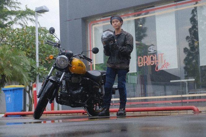 
					Bisma Karisma dengan Royal Enfield Meteor 350 