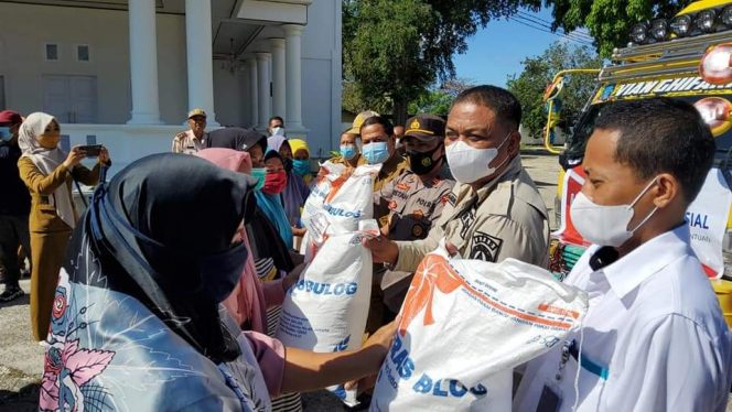 
					Bupati Busel Salurkan Bantuan Beras PPKM kepada 9.646 KPM