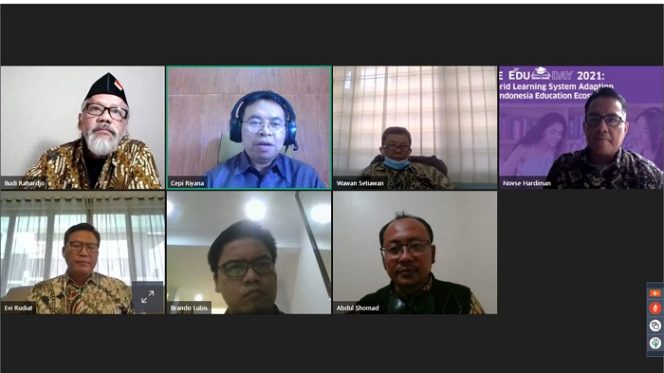 
					Budi Rahardjo, Praktisi IT & TAP Jawa Barat; Cepi Riyana, Direktur STI Universitas Pendidikan Indonesia; Wawan Setiawan, Direktur Perencanaan dan Organisasi Universitas Pendidikan Indonesia; Novse Hardiman, Channel Sales Manager Alcatel-Lucent Enterprise; Abdul Somad, Senior Solution Architect PT Fujitsu Indonesia; Brando Lubis, Country Manager AMD Indonesia, dan Evi Rudiat, Director Enterprise Nokia Indonesia.

