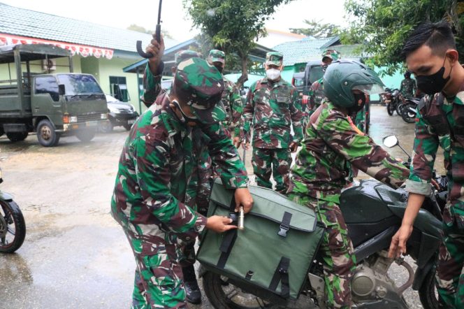 
					Di masa Pandemi Covid-19, Kodim Kendari Bagikan Ratusan Sembako Kepada Warga