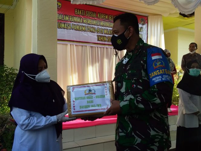 
					Danrem 162/WB Tinjau Pos PPKM Mikro Dan Bale Isolasi Terpadu Serta Serahkan Bansos