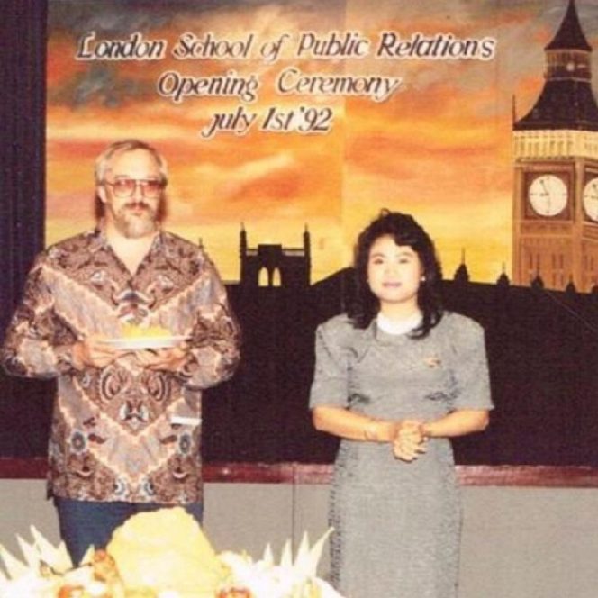 
					Ibu Prita Kemal Gani-MBA MCIPR APR bersama Mr Brian Scarborough Atase Pendidikan Kedubes Inggris tahun 1992 saat peresmian LSPR pertama kali pada 1 Juli 1992