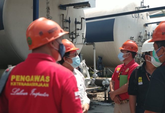 
					Untuk memastikan pendistribusian oksigen ke berbagai tempat berjalan aman dan lancar, Kementerian Ketenagakerjaan menginstruksikan Pengawas Ketenagakerjaan