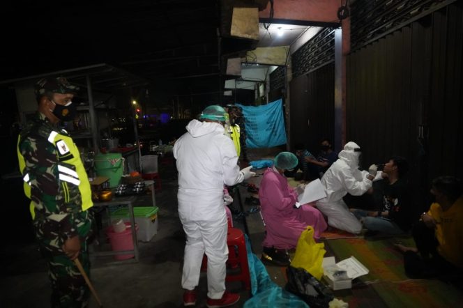
					Patroli Gabungan Covid-19, 44 orang Jalani Rapid Test di Tempat