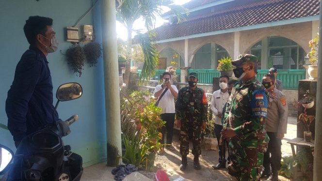 
					Sinergi TNI – Polri Berikan Bansos Dan Pasang Stiker Bagi Warga Masyarakat Terdampak Covid -19 Yang Sedang Isolasi Mandiri