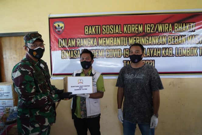 
					Wujud kepedulian : Danrem 162/WB Cek Kesiapan Rumah Isolasi Terpadu Covid-19 di Jonggat Sambil memberi Baksos