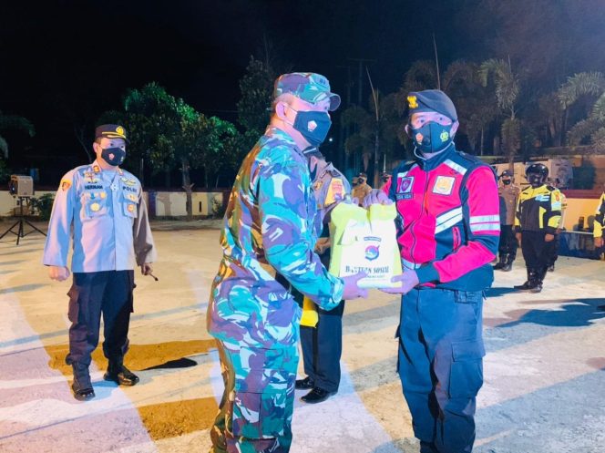 
					Satgas Covid -19 Sumbawa Barat Patroli Cegah Penyebaran Covid 19 Dan Berikan Bantuan Sembako