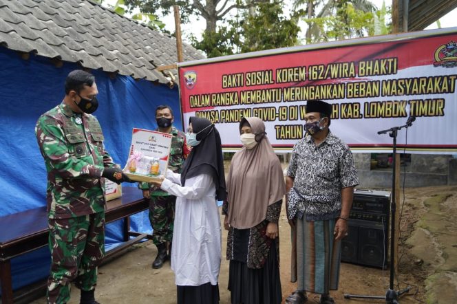 
					Sidak Rumah Isolasi terpadu di Jenggik, Danrem 162/WB Berbagi Sembako dan Obat-obatan