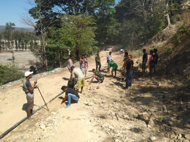 
					Personel Pos Satgas Pamtas Yonif 742/SWY Bantu Warga Pasang Pipa Air Bersih