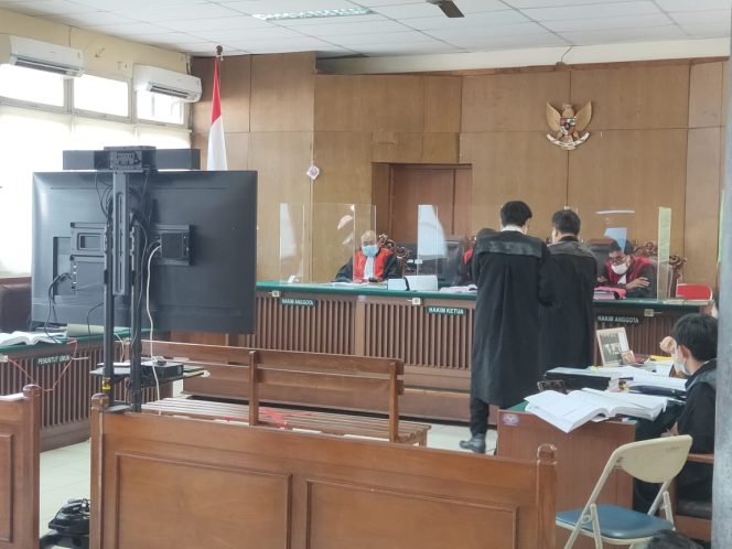 
					Suasana persidangan pada senin 26 juli 2021, Tumpanuli Marbun,S.H, M.H sebagai Hakim Ketua, didampingi Tiares Sirait, S.H, M.H dan Budiarto, S.H sebagai Hakim Anggota. 