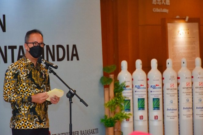 
					Menteri Perindustrian Agus Gumiwang Kartasasmita