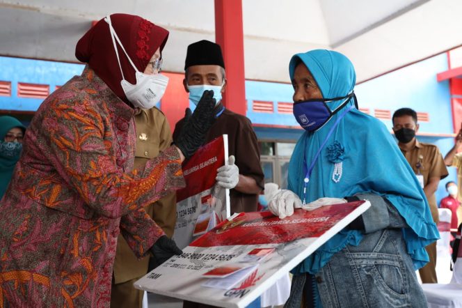 
					Menteri Sosial Tri Rismaharini 