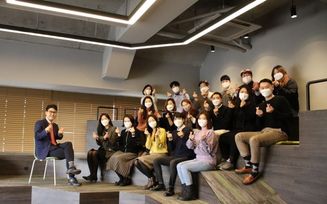 
					 CEO Sengho Jeon (kiri) dan karyawan Daewoong Pharmaceutical Korea