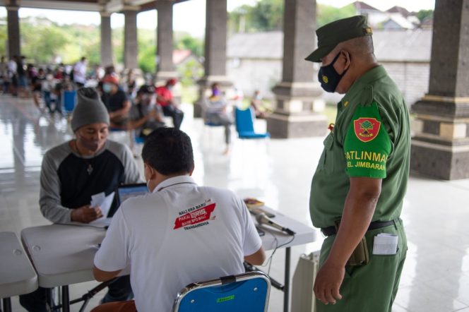 
					Berita Foto : Proses Penyaluran BLT di Jimbaran