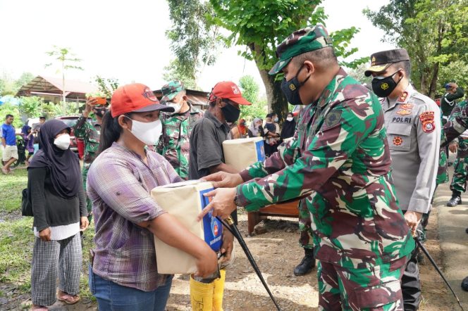 
					PPKM Mikro dan HUT Ke-76 RI, Korem 143/HO dan Polda Sultra Bagi Bansos